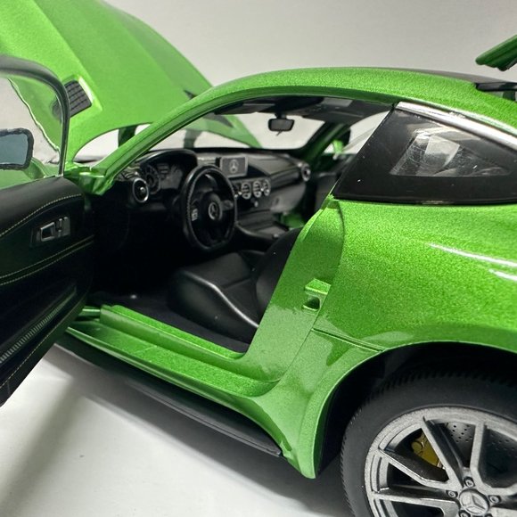 1:18 Mercedes-Benz GT-R Diecast Green Metal with LED lights - Picture 8 of 12